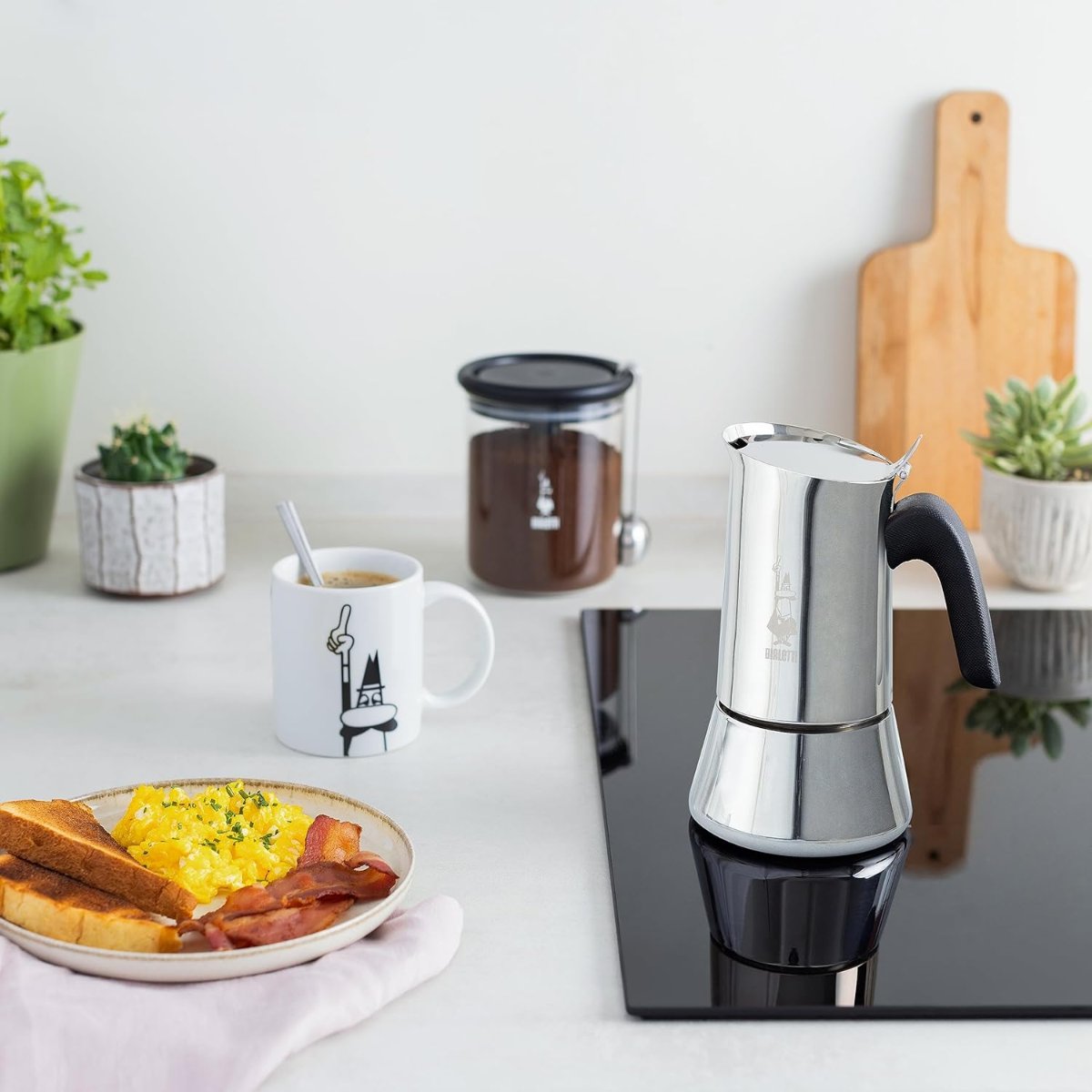 Cafetière Bialetti Venus Induction posée sur une plaque à induction en verre noir