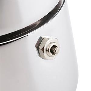Gros plan sur la soupape de sécurité hexagonale de la chaudière de la Bialetti Venus Induction