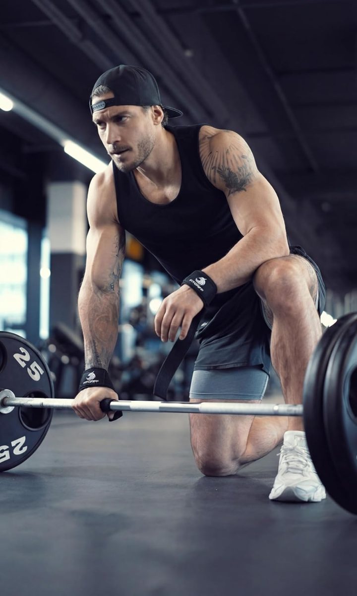 Homme utilisant des sangles de tirage pour un soulevé de terre en salle de sport