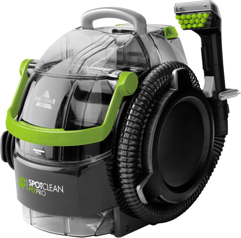 Shampouineuse BISSELL SpotClean Pet Pro vue de trois quarts, corps noir et vert avec son outil pour taches tenaces posé à l’arrière