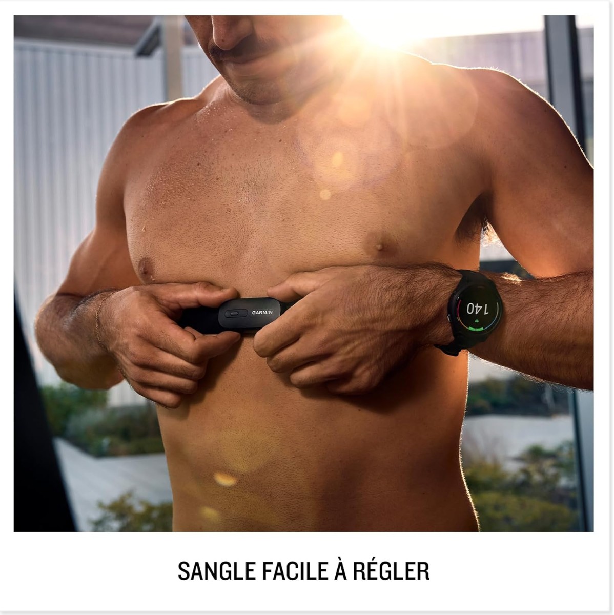 Coureur ajustant la sangle du Garmin HRM 200 sur sa poitrine, montre Garmin affichant 140 au poignet