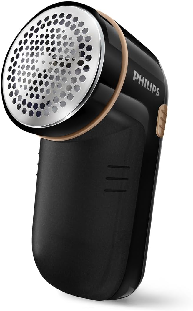 Rasoir anti-bouloche Philips GC026/80 coloris noir et doré, packshot sur fond blanc