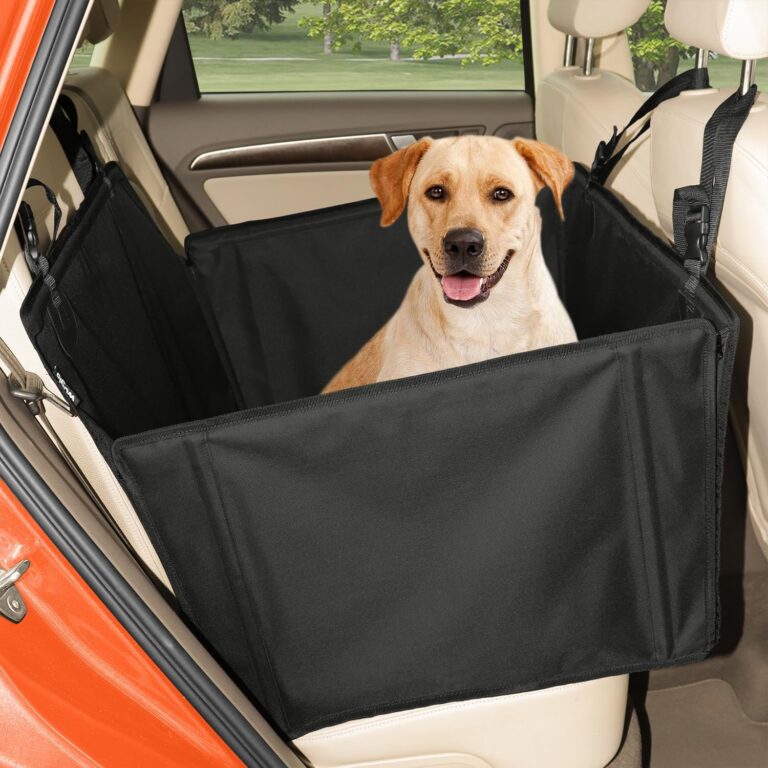 Siège auto WUGLO taille L en toile noire installé sur la banquette arrière, un chien de taille moyenne assis à l'intérieur